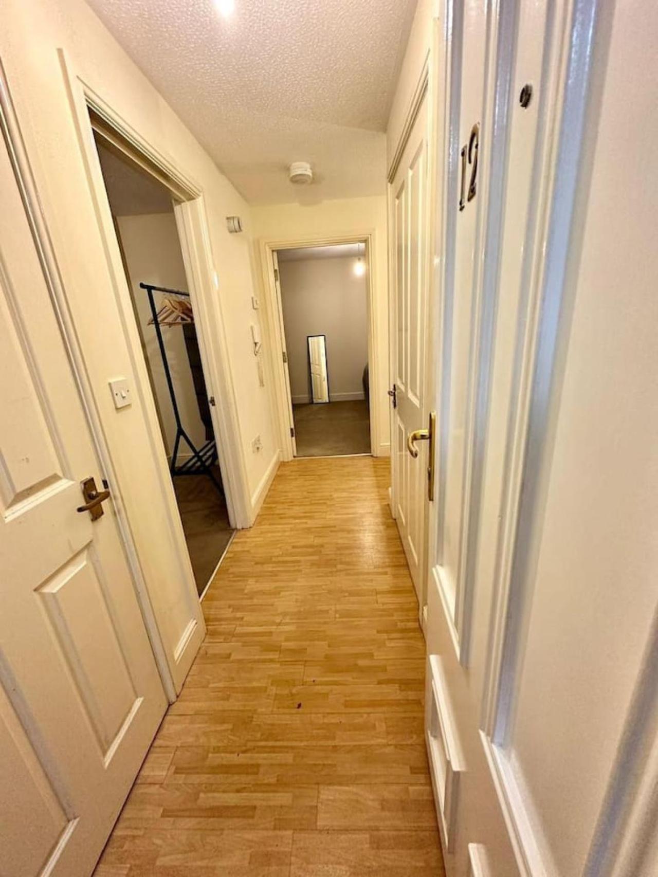 Apartment 17 Fwc 2 Bedroom Apartment, Swindon, Secure Parking, Sleeps 5 Swindon